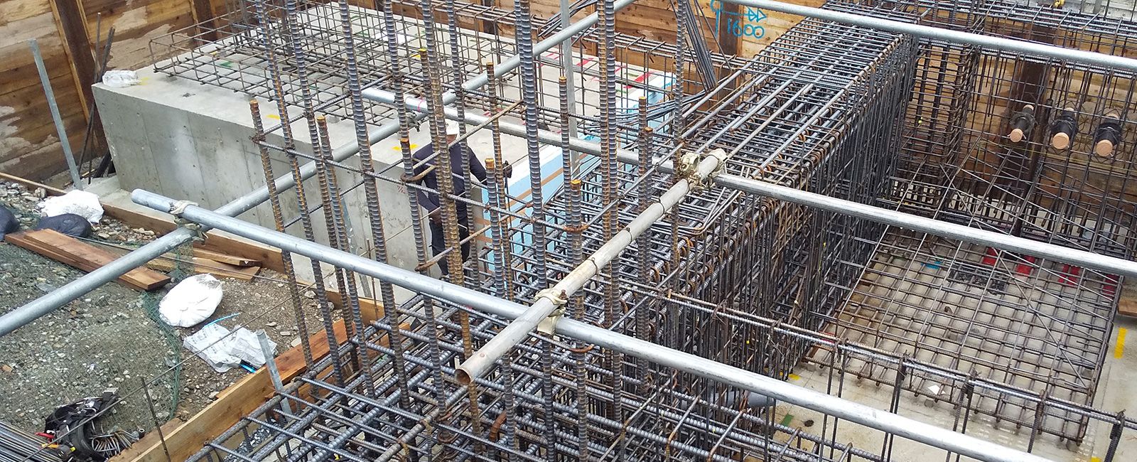 建設現場で複雑な鉄筋配筋作業を行う様子