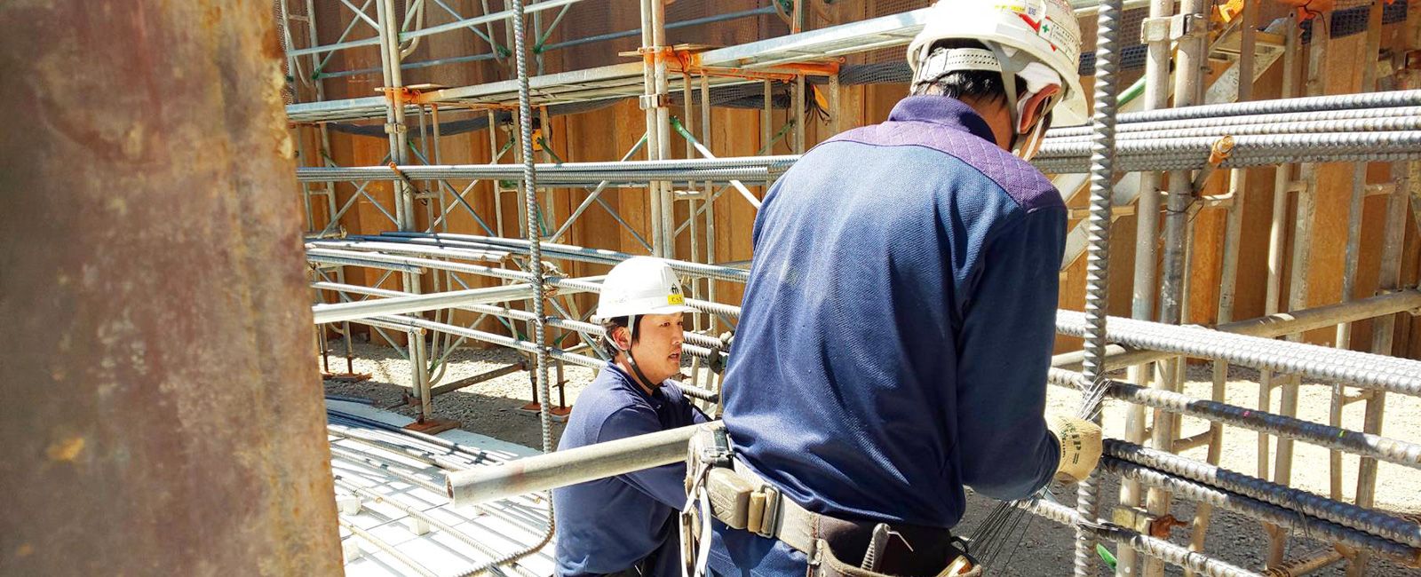 村田鉄筋の社員が現場で鉄筋配筋作業を行う様子